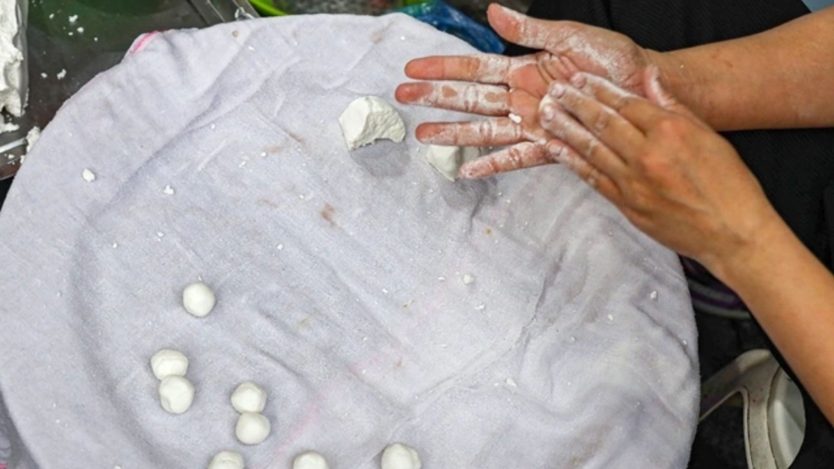 Khi đặt những viên bánh lên bàn thờ trong ngày Tết Hàn thực, người Việt không chỉ dâng một món ăn, mà còn gửi vào đó những ước vọng đời thường. (Ảnh: Nguyên Quang)