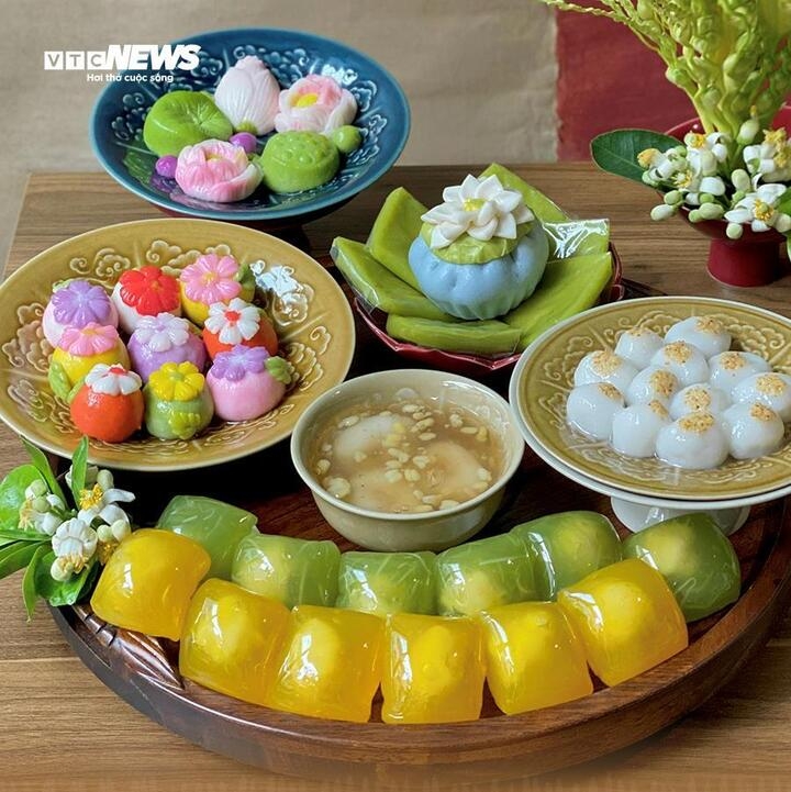 Mâm cúng Tết Hàn thực đầy đủ với bánh trôi, bánh chay nhiều màu sắc (Ảnh: Minh Đức)