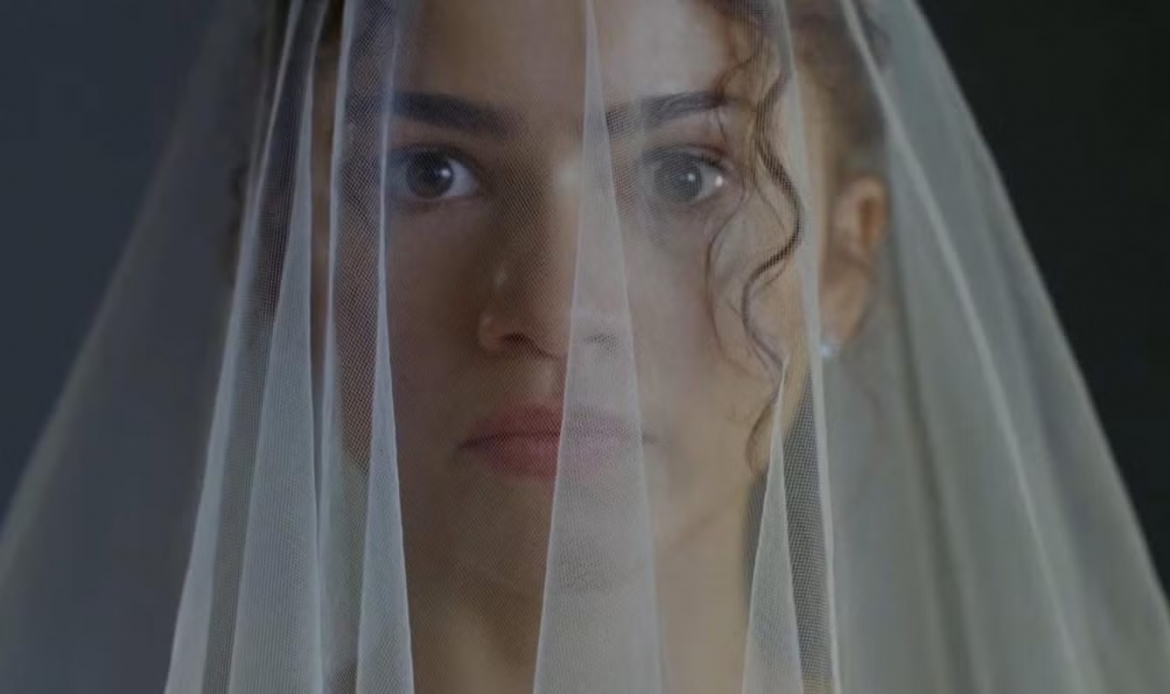 Zendaya trong vai Emma với biểu cảm căng thẳng sau khi bí mật quá khứ bị phơi bày. (Ảnh: A24)