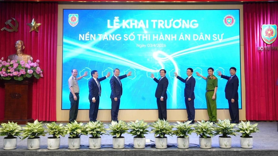 Phó Thủ tướng Chính phủ Hồ Quốc Dũng cùng Bộ trưởng Bộ Tư pháp Nguyễn Hải Ninh và các đại biểu bấm nút khai trương nền tảng số Thi hành án dân sự.
