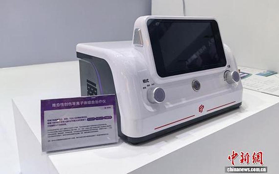 Thiết bị được thiết kế để điều trị các vết thương khó lành bằng công nghệ plasma. Ảnh: SUAT.