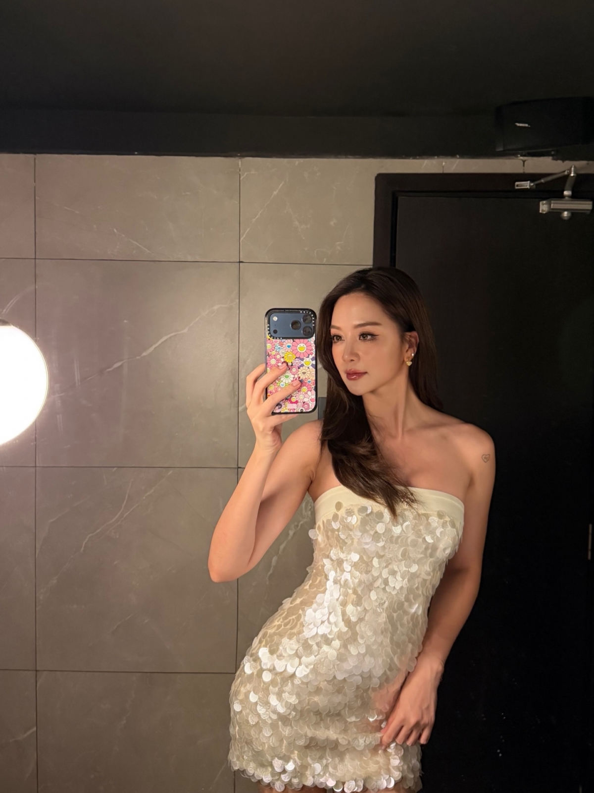 Thiều Bảo Trang khoe ảnh chọn phong cách quyến rũ trong một buổi hẹn.