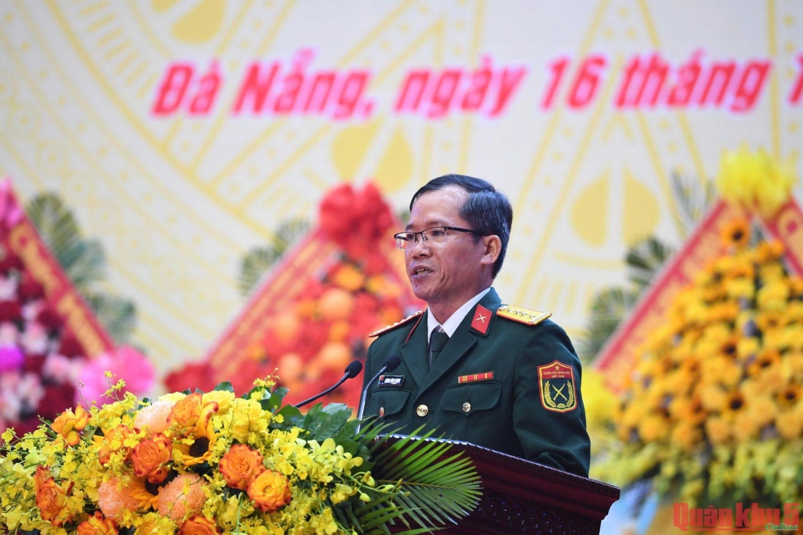Thiếu tướng Lương Đình Chung, Bí thư Đảng ủy, Chính ủy Quân khu 5 trình bày diễn văn tại Lễ Kỷ niệm 80 năm ngày truyền thống Lực lượng vũ trang Quân khu 5. (Ảnh: Báo Quân Khu 5)