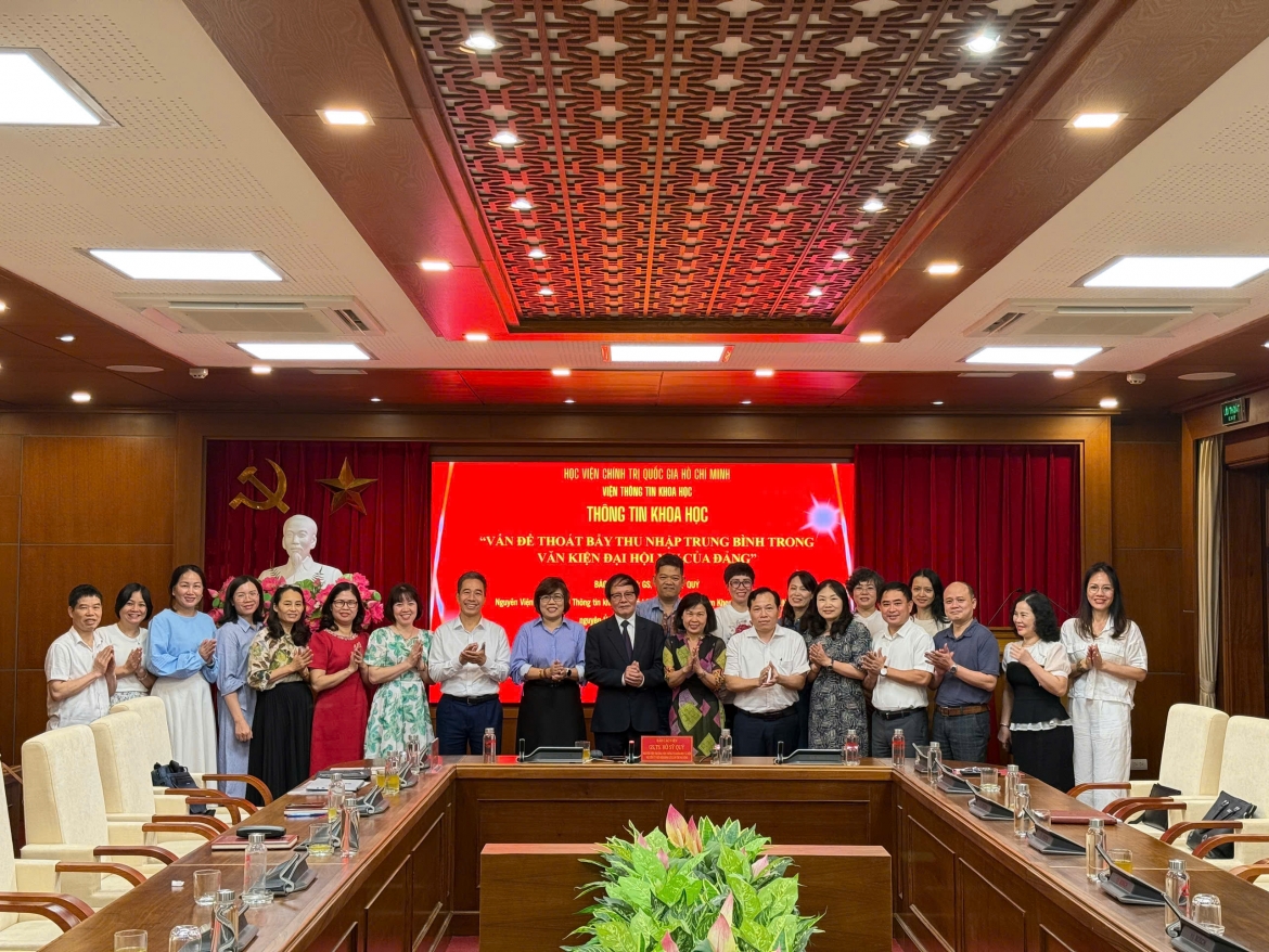 GS.TS Hồ Sĩ Quý chụp ảnh cùng lãnh đạo, giảng viên, học viên và các nhà khoa học trong và ngoài Học viện.
