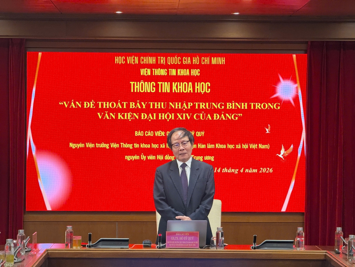 GS.TS Hồ Sĩ Quý  trình bày chuyên đề.