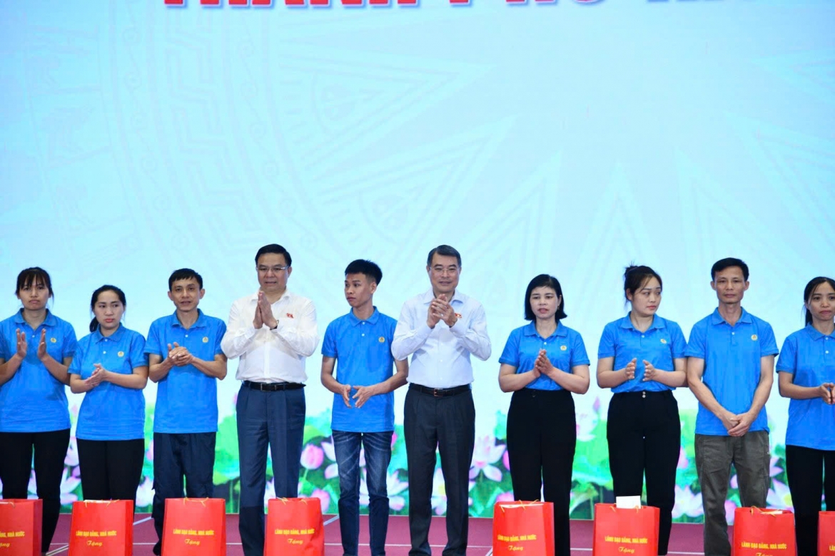 Thủ tướng Lê Minh Hưng tặng quà công nhân