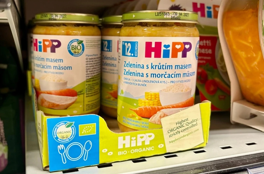 Những lọ thức ăn dặm HiPP cho trẻ 5 tháng tuổi nghi chứa thuốc diệt chuột. Ảnh: AP