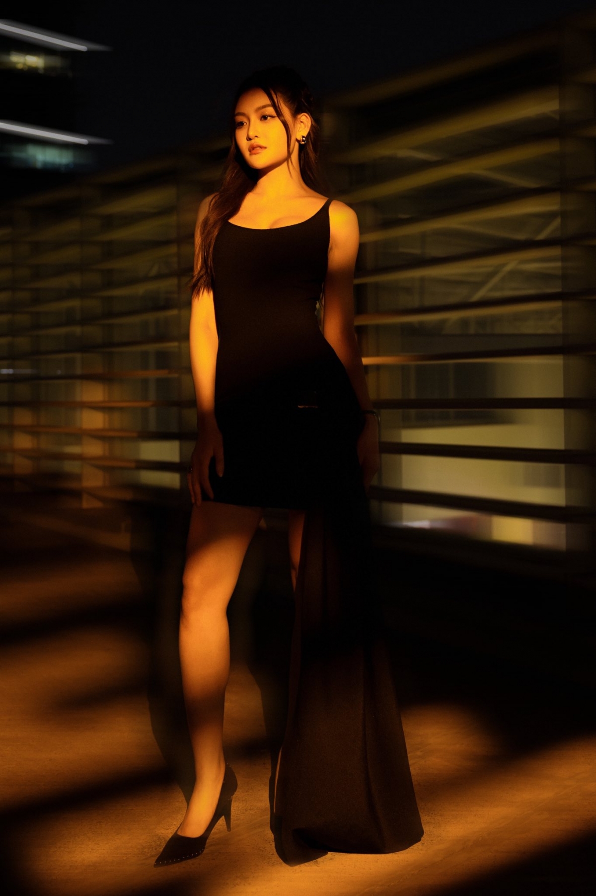 Diễn viên Thùy Anh ghi điểm với vẻ ngoài nổi bật khi tham dự sự kiện.