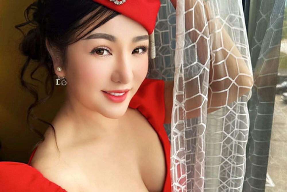 Danh hài Thúy Nga gây chú ý với trang phục hở bạo.