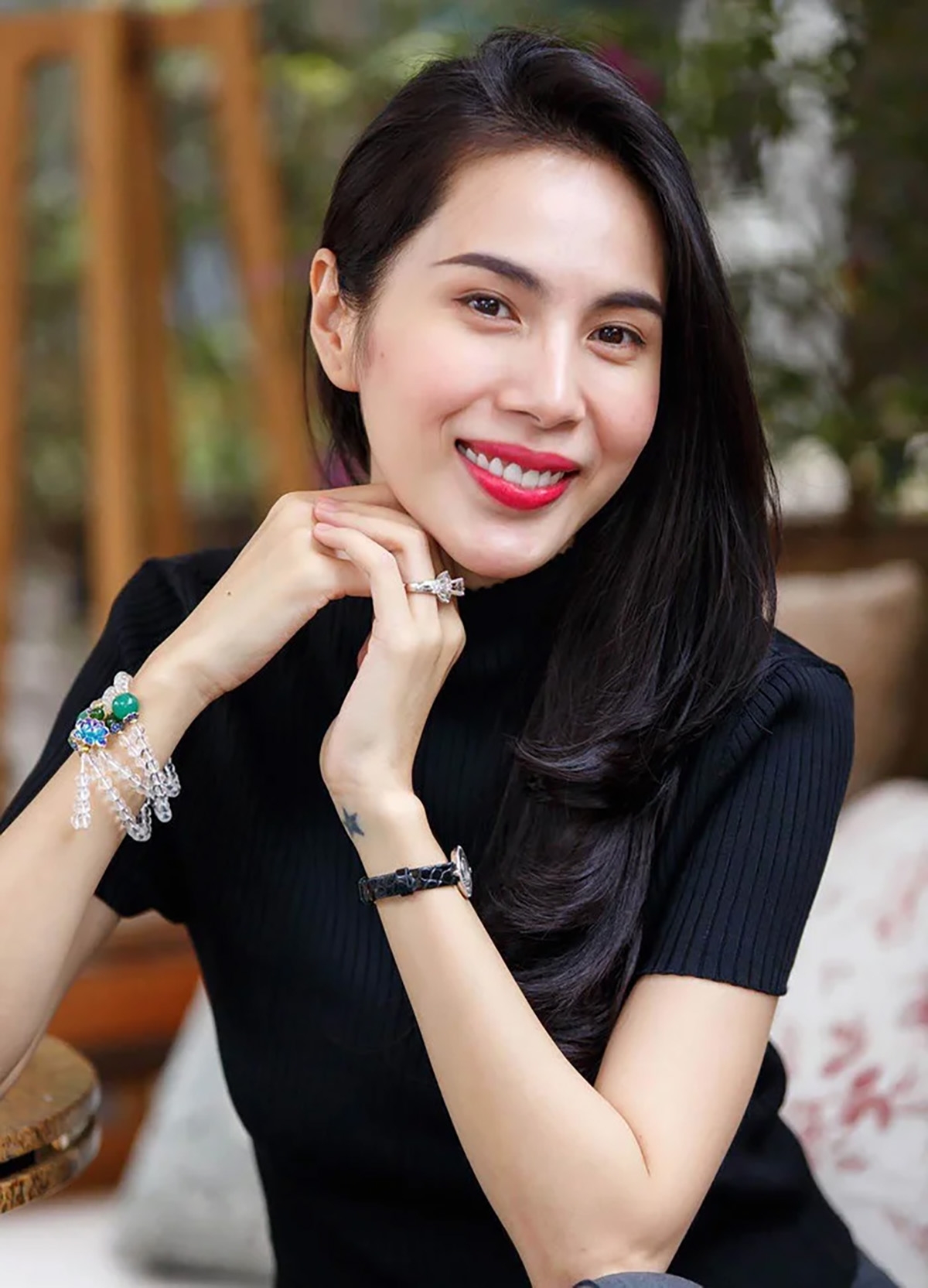 Thủy Tiên chia sẻ: “Nửa đời còn lại chỉ muốn buông bỏ... làm 1 người đơn giản, bớt vướng bận với người đời... Lấy bình thường làm an yên. Lấy biết đủ làm hạnh phúc...”. 