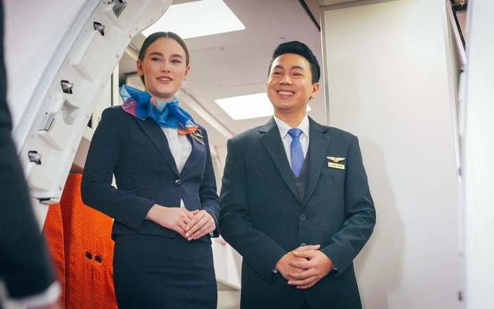 Phi hành đoàn chào khách ở cửa máy bay không chỉ là phép lịch sự đơn thuần.