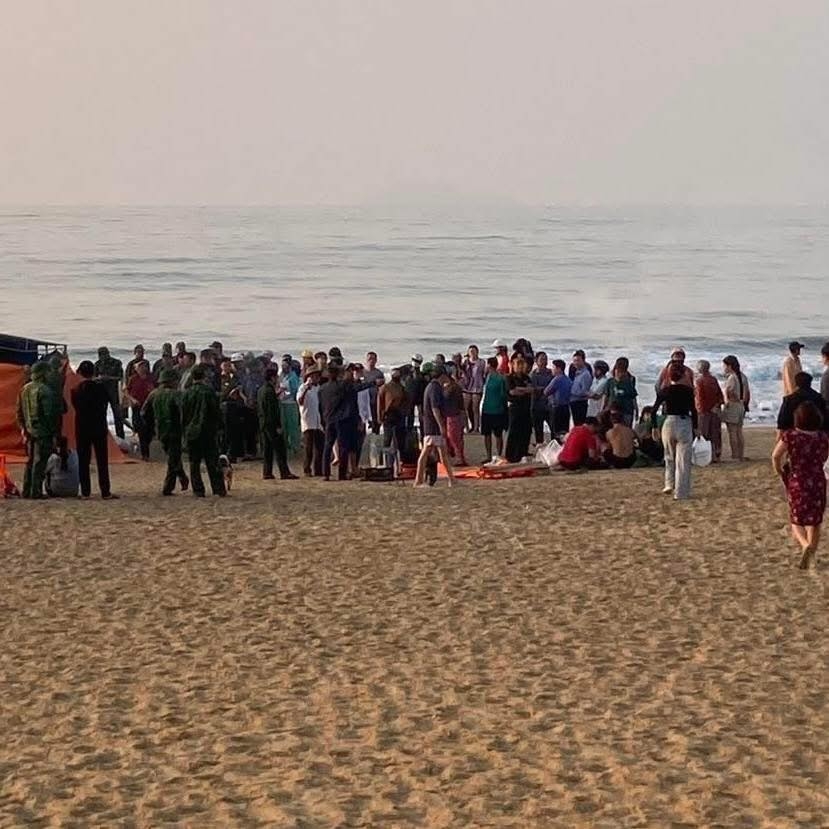 Người dân địa phương theo dõi, ngóng chờ việc tìm kiếm cứu nạn em H. 