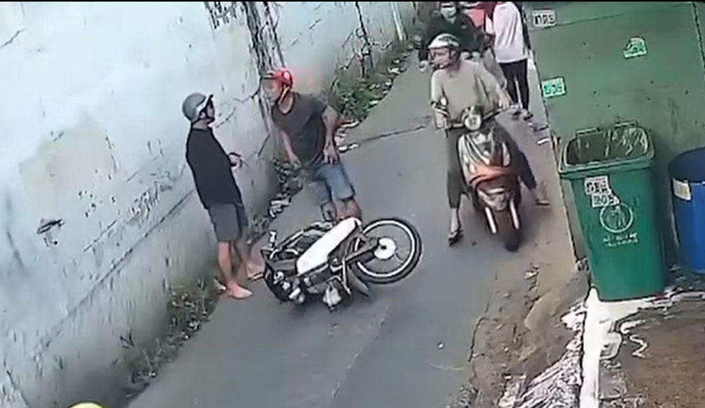 Người đàn ông đội mũ đỏ va chạm với nam sinh 