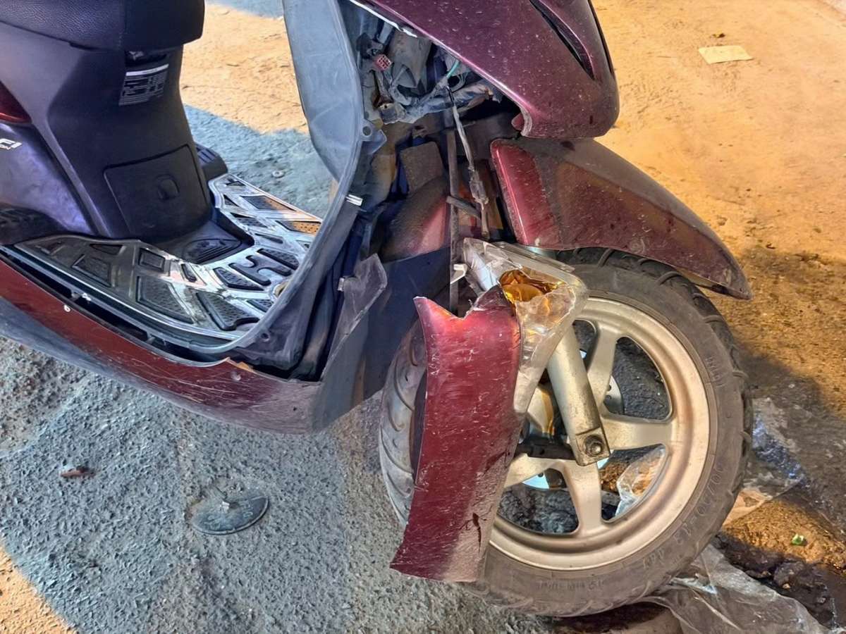 Xe máy bị hư hỏng. Ảnh: Cắt từ clip