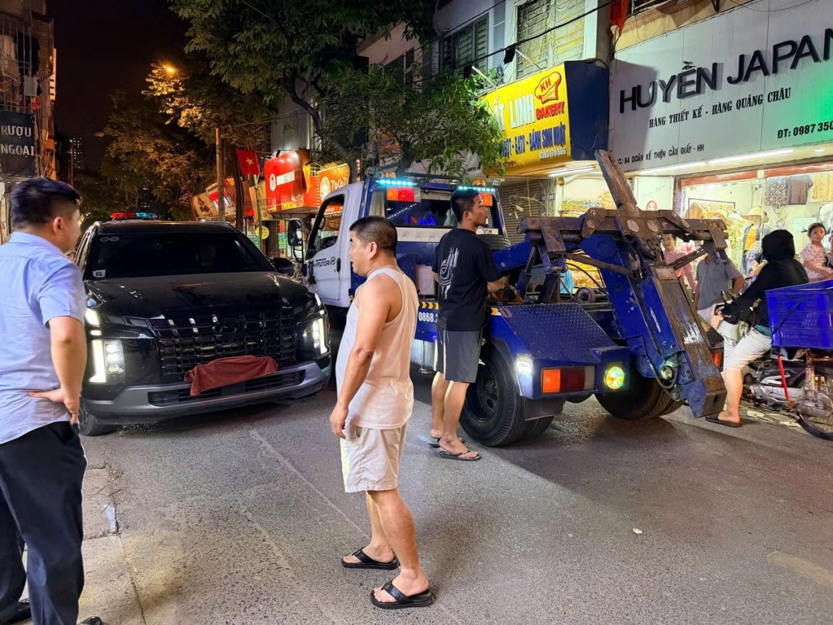 Xe ô tô đi ngược chiều bị va chạm. Ảnh: Cắt từ clip