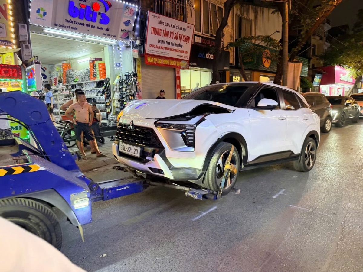 Ô tô do người phụ nữ điều khiển bị hư hỏng sau tai nạn. Ảnh: Cắt từ clip