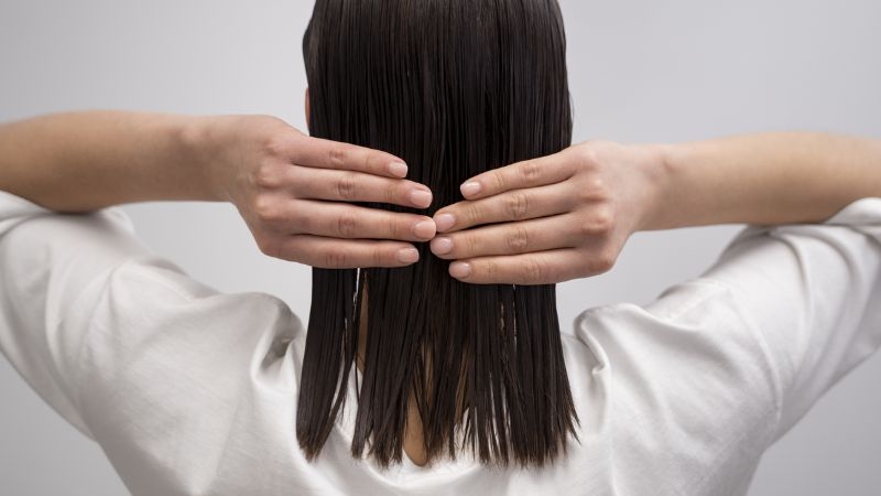 Nên duy trì thói quen sấy hoặc hong khô tóc trước khi đi ngủ. Đây là cách đơn giản nhưng hiệu quả để bảo vệ mái tóc và hạn chế các vấn đề về da đầu