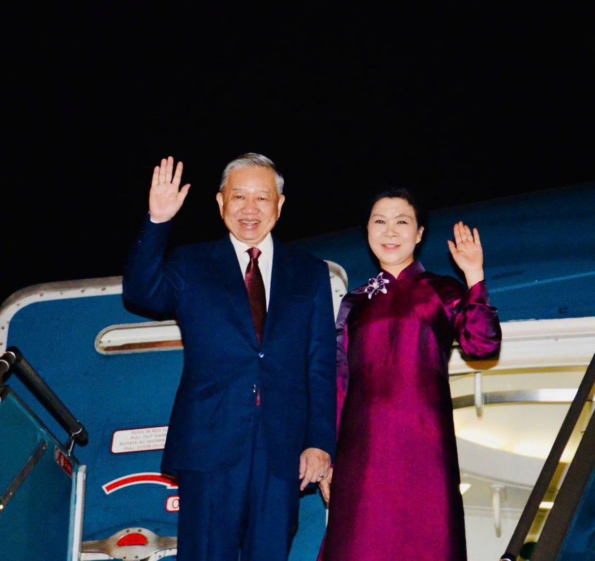 Chuyên cơ chở Tổng Bí thư, Chủ tịch nước Tô Lâm cùng Phu nhân và Đoàn đại biểu cấp cao nước ta rời Hà Nội lên đường thăm cấp Nhà nước tới Cộng hòa Nhân dân Trung Hoa.