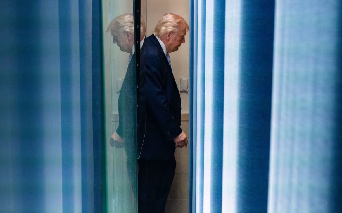 Khoảng khắc Tổng thống Mỹ Trump rời khỏi một cuộc họp báo ở Nhà Trắng. Ảnh: AP.