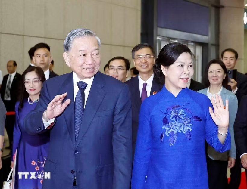 Tổng Bí thư, Chủ tịch nước Tô Lâm cùng Phu nhân tại ga Nam Ninh Đông, Thành phố Nam Ninh. (Ảnh: TTXVN)