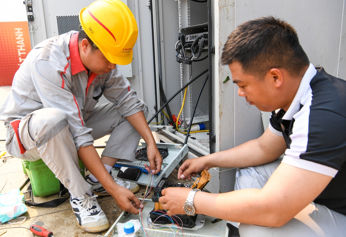 Liên hoan năm nay không chỉ tôn vinh những tác phẩm xuất sắc, mà còn góp phần lan tỏa giá trị của phát thanh hiện đại, một loại hình báo chí đang tiếp tục khẳng định sức sống mạnh mẽ trong đời sống xã hội hôm nay. (Ảnh: Công nhân kiểm tra, kết nối công đoạn cuối trước giờ khai mạc)
