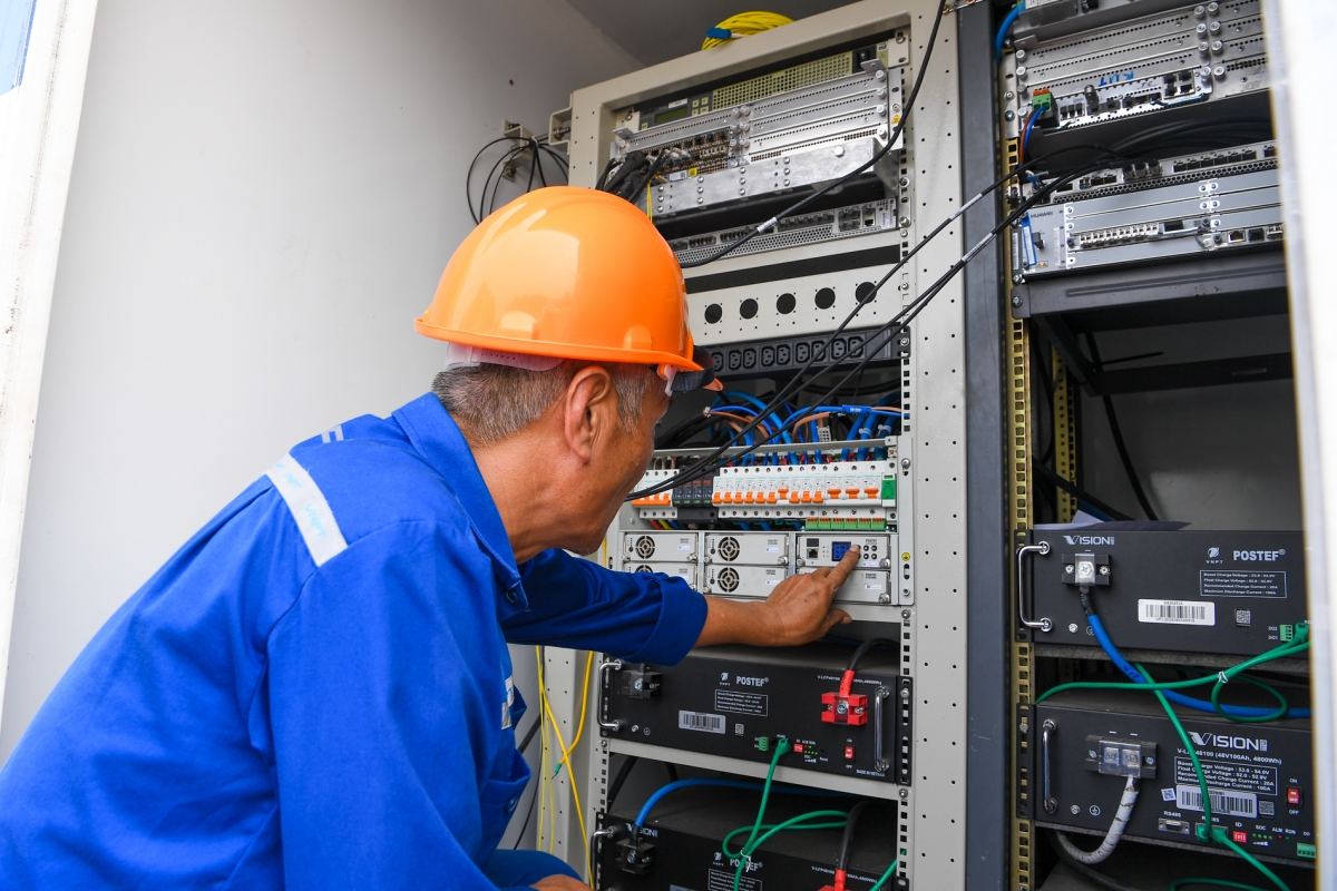 Tới thời điểm này, với sự chuẩn bị đồng bộ, chuyên nghiệp và tinh thần trách nhiệm cao, phần thi phát thanh trực tiếp mở màn đã sẵn sàng hứa hẹn mang đến những giờ lên sóng hấp dẫn, sáng tạo. (Ảnh: Để chuẩn bị cho chương trình khai mạc, từ 9/4, Ban Tổ chức huy động gần 20 công nhân đã lắp đặt các thiết bị máy móc để phát sóng 4 và 5G và Wifi miễn phí phục vụ khán giả kết nối mạng khi tham dự chương trình)