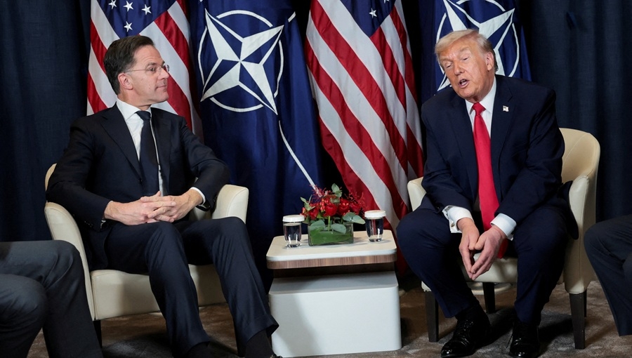 Tổng thống Mỹ Donald Trump (phải) và Tổng thư ký NATO Mark Rutte (trái). Ảnh: Reuters