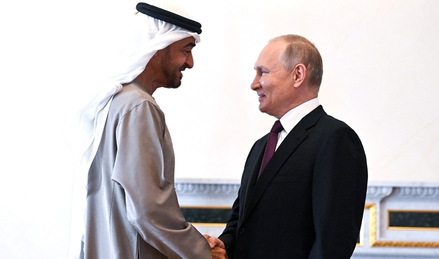 Tổng thống Nga Vladimir Putin (trái) bắt tay với Tổng thống Các Tiểu vương quốc Arab Thống nhất (UAE) Mohamed bin Zayed Al Nahyan. Ảnh: Điện Krelim