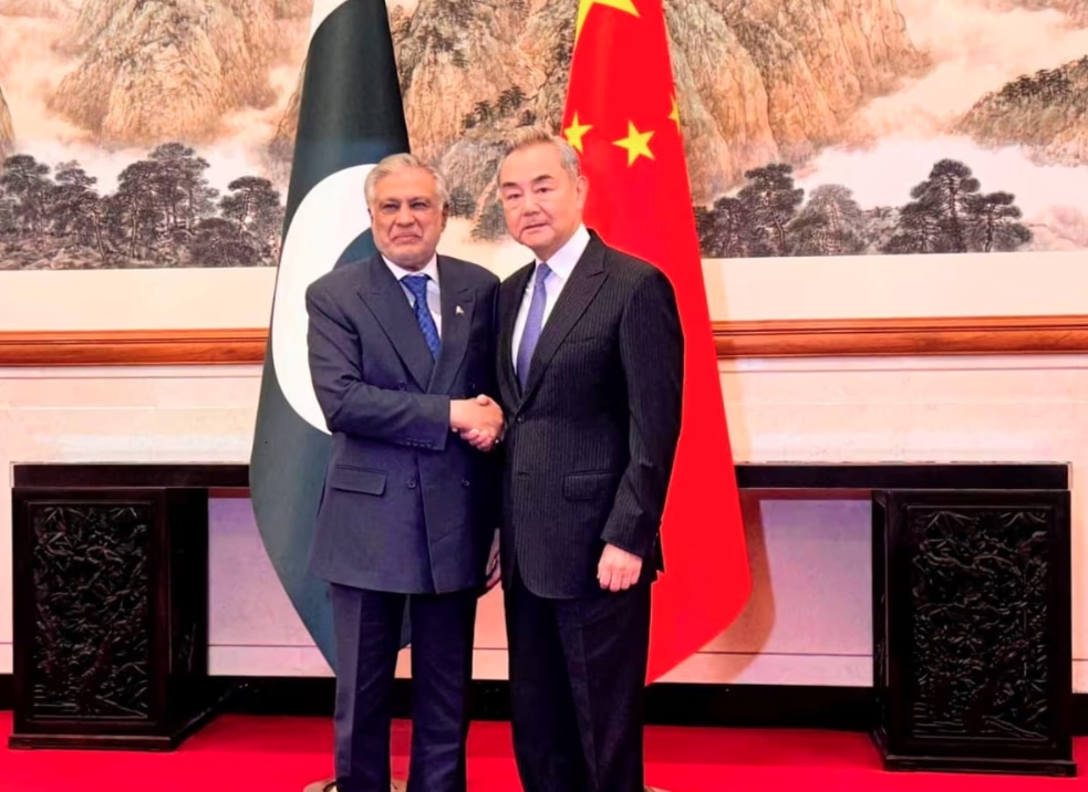 Ngoại trưởng Pakistan Ishaq Dar gặp gỡ người đồng cấp Trung Quốc Vương Nghị tại Bắc Kinh ngày 31/3. Ảnh: Reuters