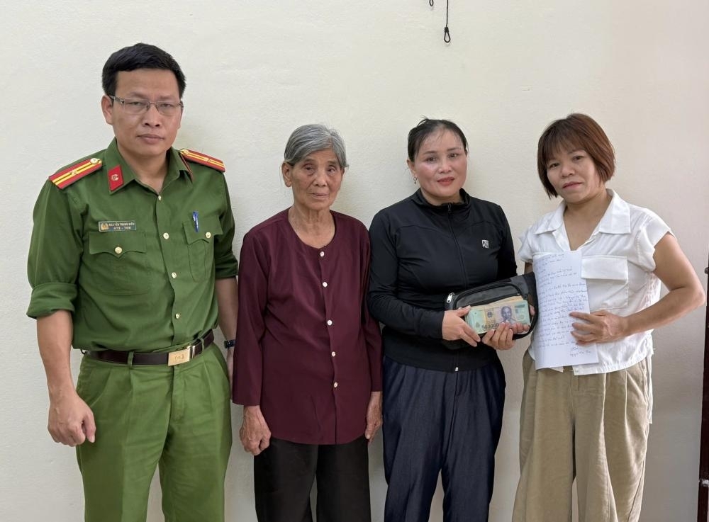 Chị Nguyễn Thị Thu vui mừng nhận lại tài sản của mình. ( Ảnh: Công an Hà Tĩnh)