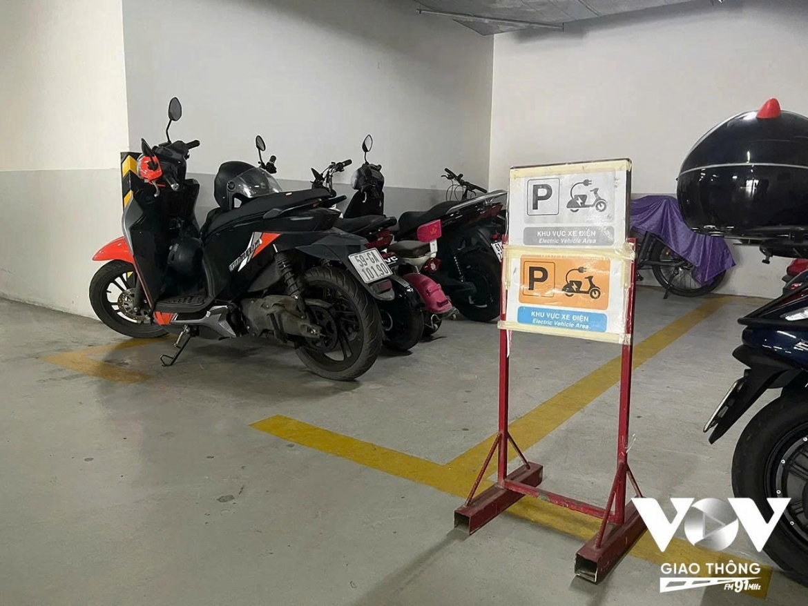 Vấn đề an toàn phòng cháy, chữa cháy được quan tâm hàng đầu đối với khu vực sạc xe điện tại tòa nhà chung cư. (Ảnh: Quân đội nhân dân)