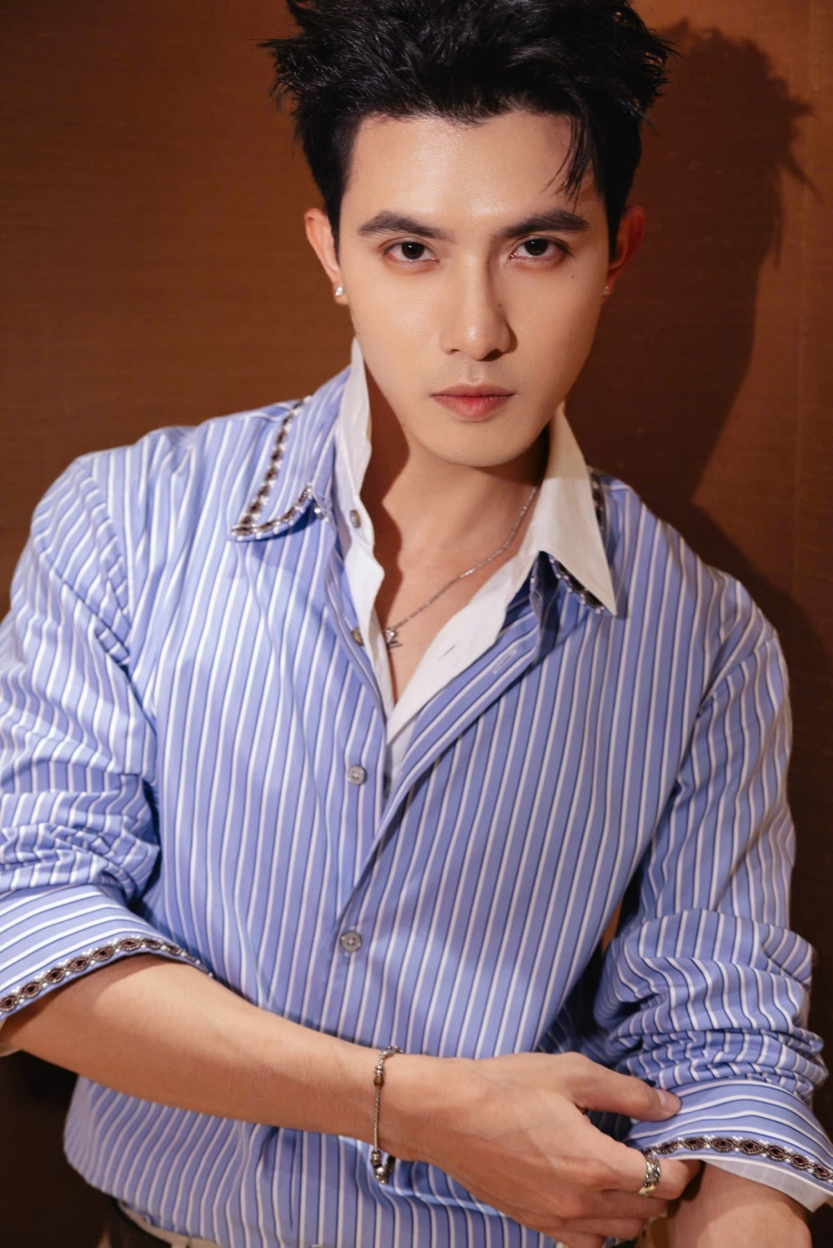 Diễn viên Trần Ngọc Vàng khoe hình ảnh với phong thái nam tính, cuốn hút, thu hút sự chú ý từ cộng đồng mạng.