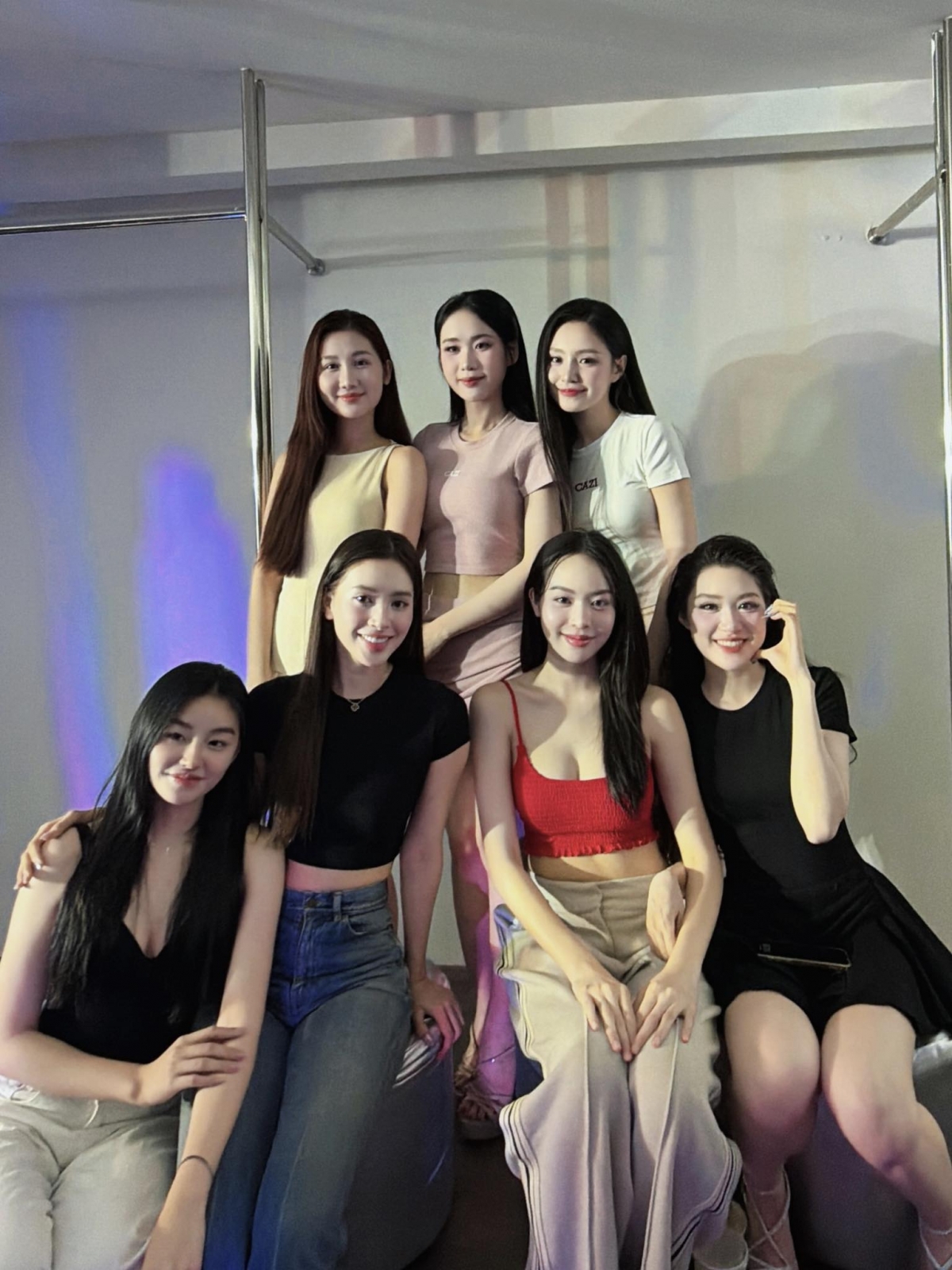 Hoa hậu Tiểu Vy khiến fan đứng ngồi không yên khi khoe sắc bên dàn mỹ nhân, hoa hậu với visual “đỉnh cao". 