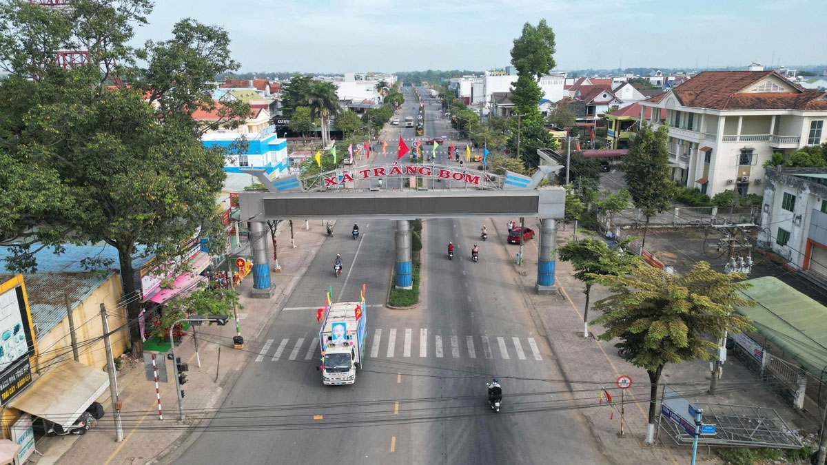 Phường Trảng Bom với công nghiệp - xây dựng chiếm hơn 80% cơ cấu kinh tế với các KCN lớn như: Giang Điền, Bàu Xéo. Nằm trên trục Quốc lộ 1 và đường sắt Bắc - Nam, Trảng Bom đóng vai trò trung tâm trung chuyển và kho vận phục vụ sản xuất. Thu nhập bình quân đầu người năm 2025 tại đây đạt mức ấn tượng 95,6 triệu đồng/năm. Phường được định hướng là thủ phủ công nghiệp và logistics.