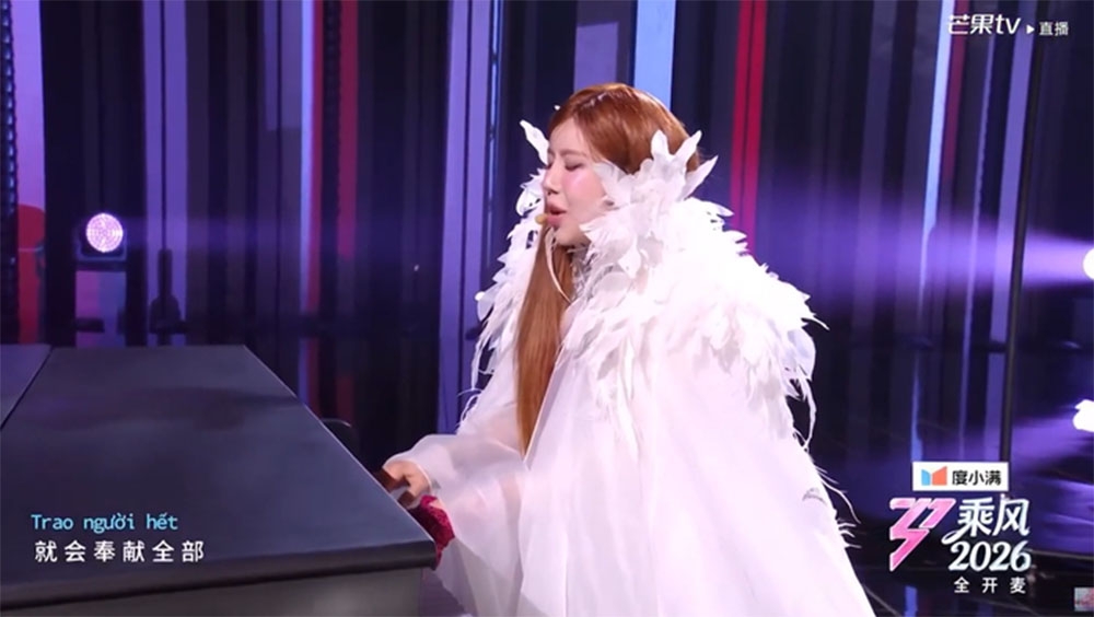 Trang Pháp mở màn đạp gió chỉ 90 giây với ca khúc “Moonlight”.