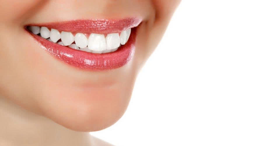 Hàm răng trắng sáng luôn là mong muốn của nhiều người, tuy nhiên không phải ai cũng duy trì được màu răng tự nhiên