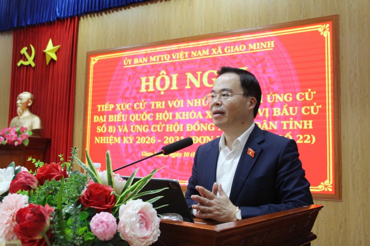 TS. Trần Văn Khải, Phó Chủ nhiệm Ủy ban Khoa học, Công nghệ và Môi trường tiếp xúc cử tri ở nơi đại biểu tham gia ứng cử.