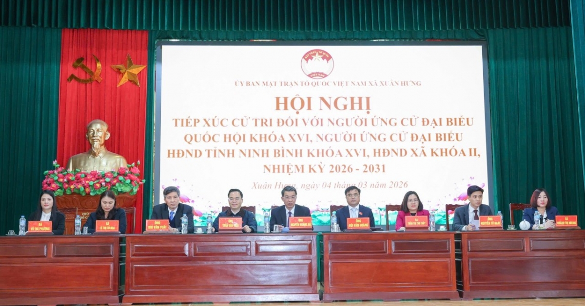 TS. Trần Văn Khải (thứ tư từ trái qua phải), Phó Chủ nhiệm Ủy ban Khoa học, Công nghệ và Môi trường cùng các ứng cử viên Đoàn đại biểu Quốc hội tỉnh Ninh Bình tham gia tiếp xúc cử tri.