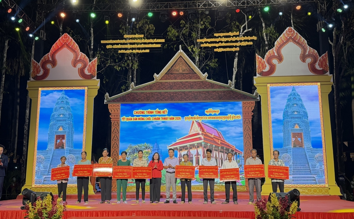 Trao bảng tượng trưng tặng nhà Nhà Đại đoàn kết cho đại diện các hộ gia đình