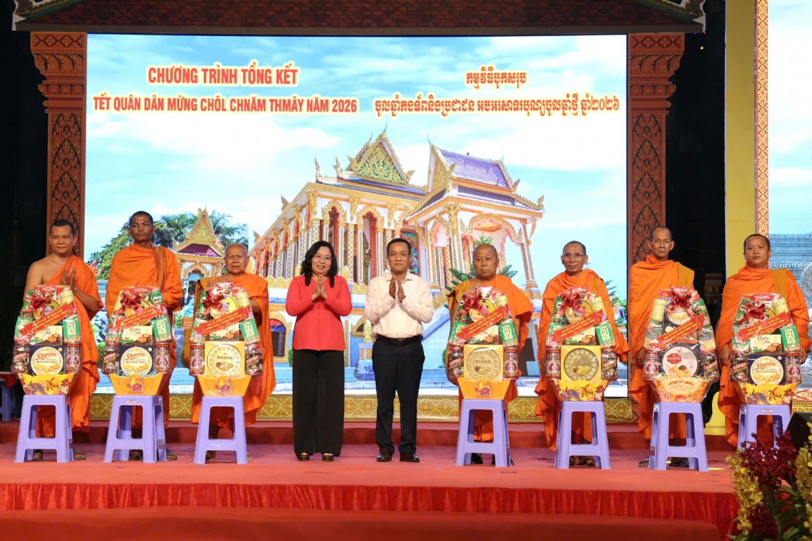 Trao tặng các phần quà đến trụ trì của các chùa Nam Tông Khmer trên địa bàn thành phố