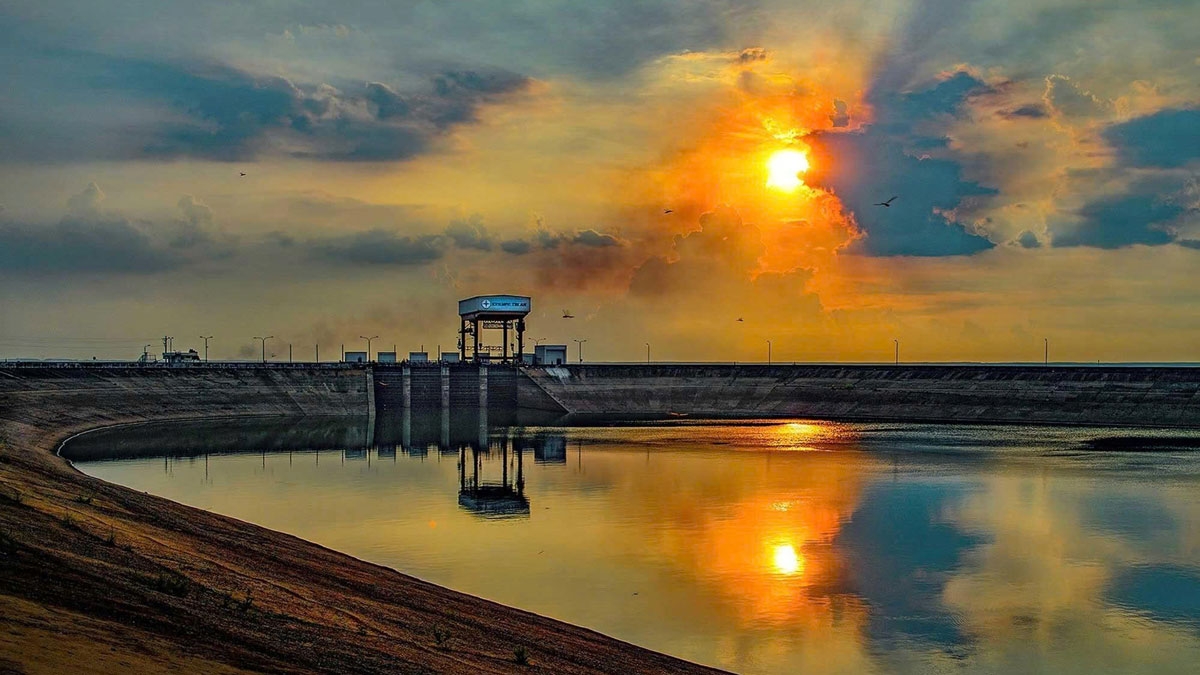 Phường Trị An, quản lý diện tích lớn với hơn 12.000 ha mặt nước hồ Trị An. Phường có thế mạnh đặc biệt về kinh tế rừng và du lịch sinh thái gắn với di tích Chiến khu Đ. Nơi đây rất đa dạng bản sắc văn hóa 15 dân tộc anh em. (Hoàng hôn trên hồ Trị An. Ảnh: Quang Huy).