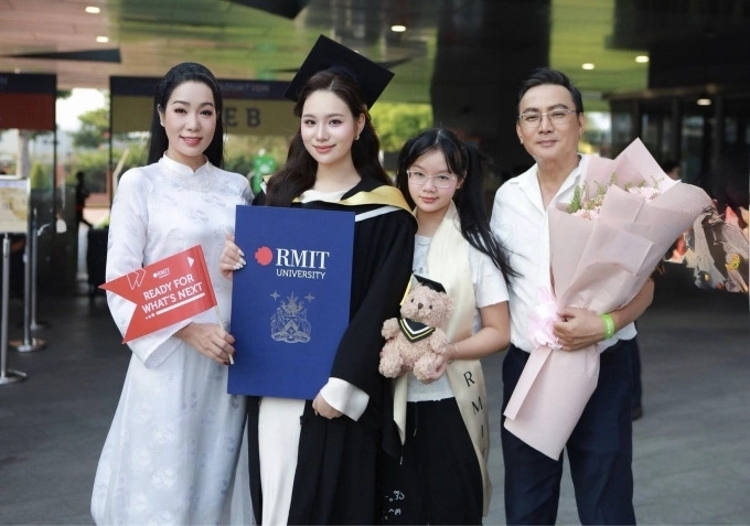 Trịnh Kim Chi đăng hình ảnh về ngày trọng đại của gia đình khi con gái lớn Khánh Ngân nhận bằng tốt nghiệp ngành hàng không loại giỏi.