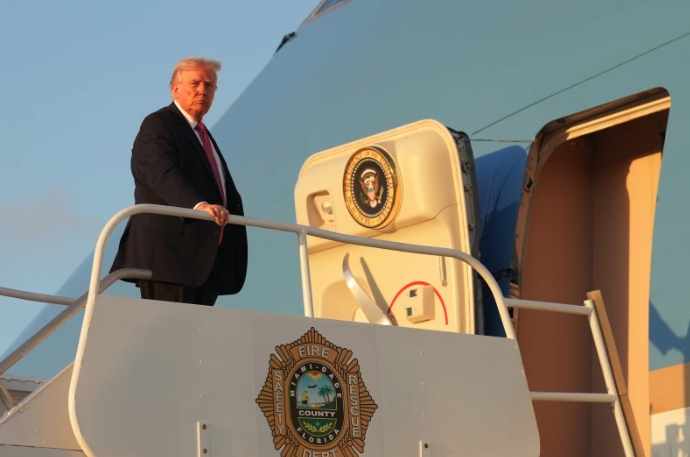 Tổng thống Trump trên chiếc Không lực Một. Ảnh: AP