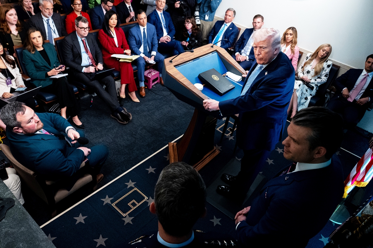 Tổng thống Donald Trump cùng Bộ trưởng Quốc phòng Pete Hegseth và Chủ tịch Hội đồng Tham mưu trưởng Liên quân, Tướng Dan Caine, phát biểu với báo chí tại phòng họp báo James Brady ở Nhà Trắng, Washington, ngày 6/4/2026. Ảnh: AP
