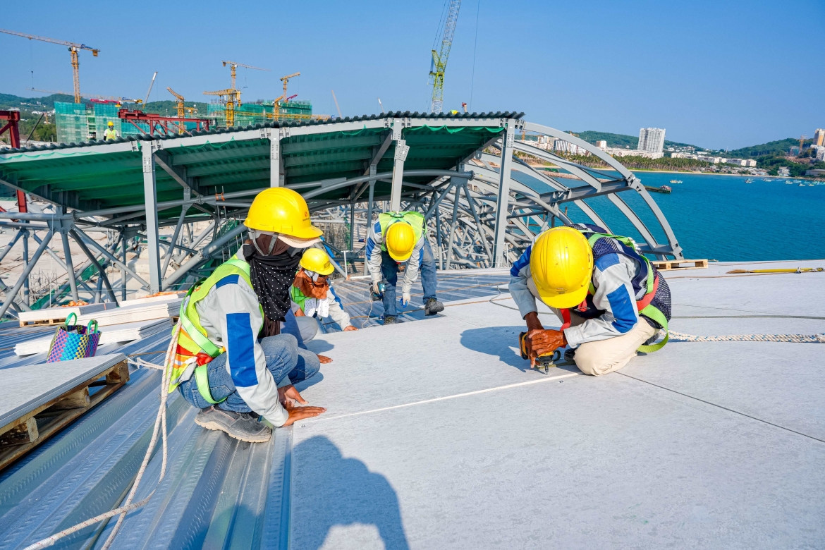 Chủ đầu tư Sun Group cùng các nhà thầu đã áp dụng công nghệ kích rút thủy lực tiên tiến đưa các nhịp thép nặng hàng trăm tấn lên độ cao hơn 40m một cách an toàn và ổn định