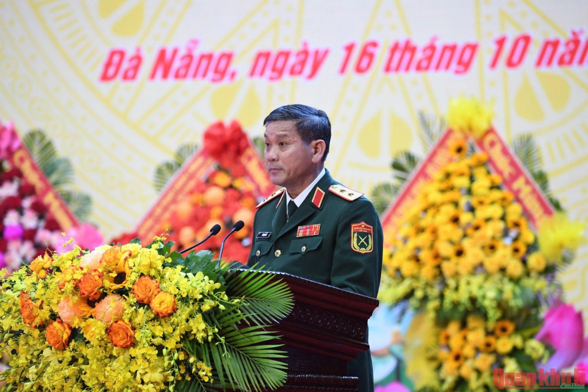 Trung tướng Lê Ngọc Hải, Tư lệnh Quân khu 5 phát biểu tại Lễ Kỷ niệm 80 năm ngày truyền thống Lực lượng vũ trang Quân khu 16/10/2025 (Ảnh: Báo Quân Khu 5)