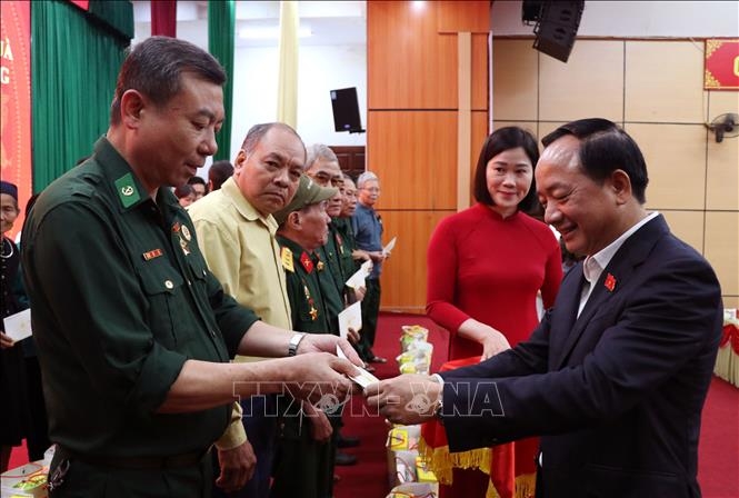 Đồng chí Trịnh Văn Quyết trao quà cho các gia đình chính sách trên địa bàn tỉnh Tuyên Quang. Ảnh: Đức Thọ/TTXVN