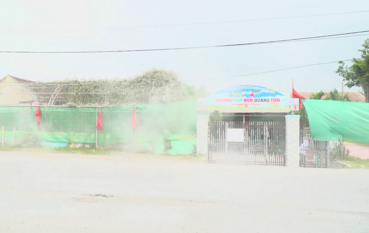 Trường mầm non cạnh đường Xuyên Á phải che bạt để hạn chế bụi bay vào gây ảnh hưởng sức khỏe giáo viên và học sinh