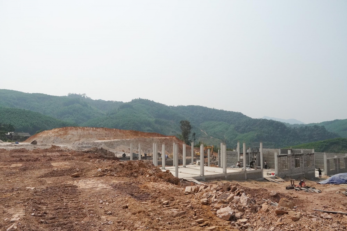 Trường Nội trú Tiểu học và Trung học cơ sở Dân Hóa đang được đầu tư xây dựng tại bản Tà Leng, xã Dân Hóa