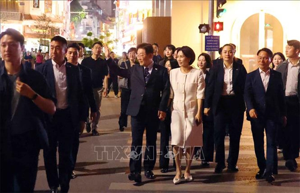 Tổng thống Hàn Quốc Lee Jae Myung và Phu nhân Kim Hae Kyung đi dạo qua khu vực Quảng trường Đông Kinh Nghĩa Thục. Ảnh: Phạm Kiên/TTXVN